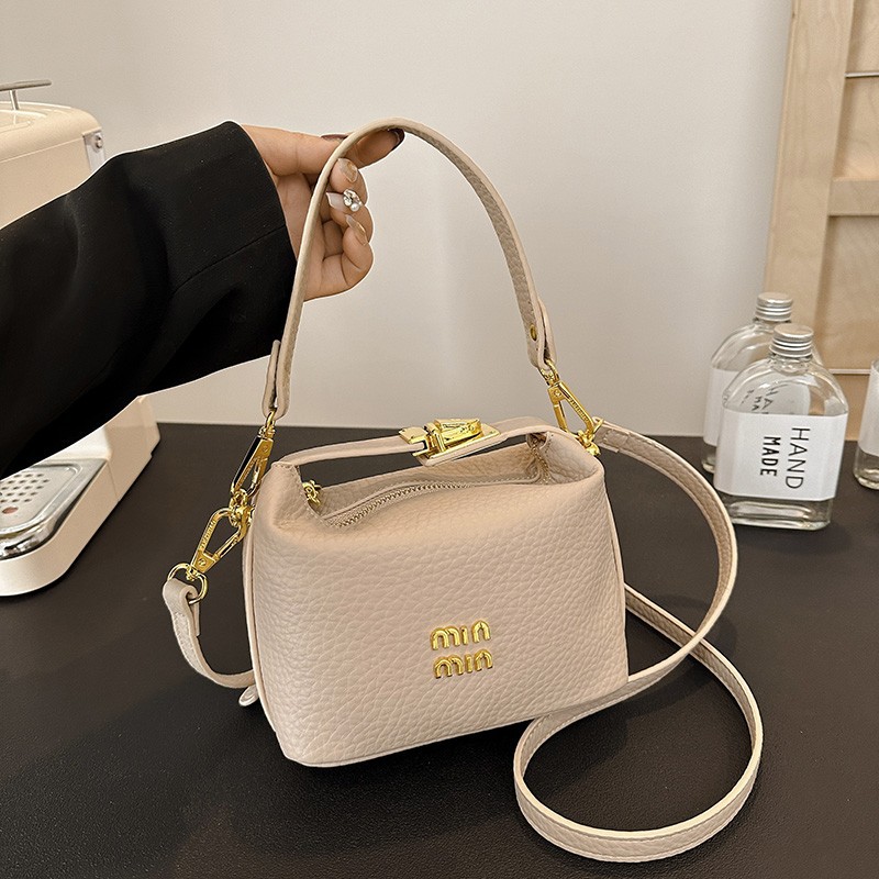 Luxury Lifestyle Handbags - กระเป๋าหนังแฟชั่นสุดหรูสำหรับผู้หญิง ดีไซน์ระดับไฮเอนด์ สะพายไหล่หรือถือได้ เหมาะสำหรับไลฟ์สไตล์คนเมืองยุคใหม่